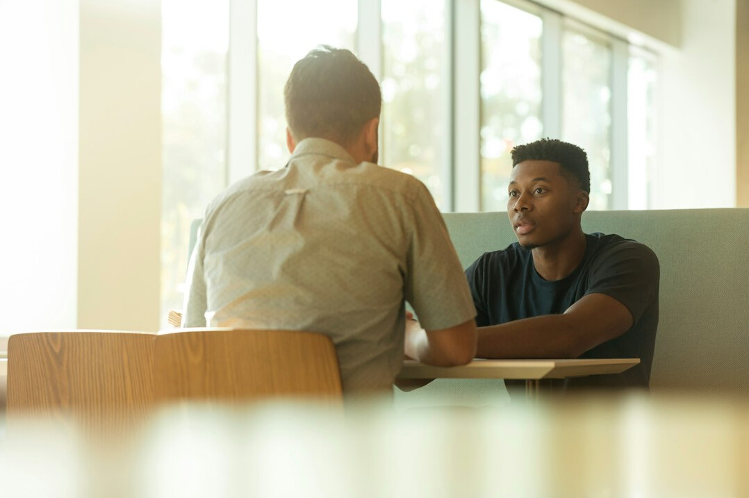 manager mentoring employee